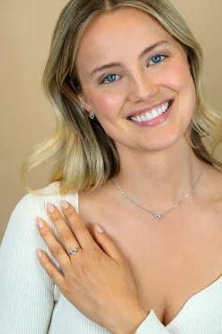 Discount Zinzi 10mm zilveren oorknoppen 2 open hartjes met elkaar verbonden, waarvan 1 hartje bezet met witte zirconia's ZIO2493