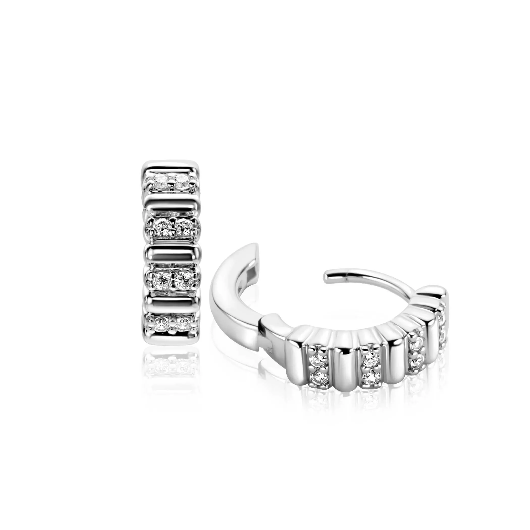 Online Zinzi 13mm zilveren oorringen bezet met witte zirkonia's en luxe klapsluiting ZIO2686