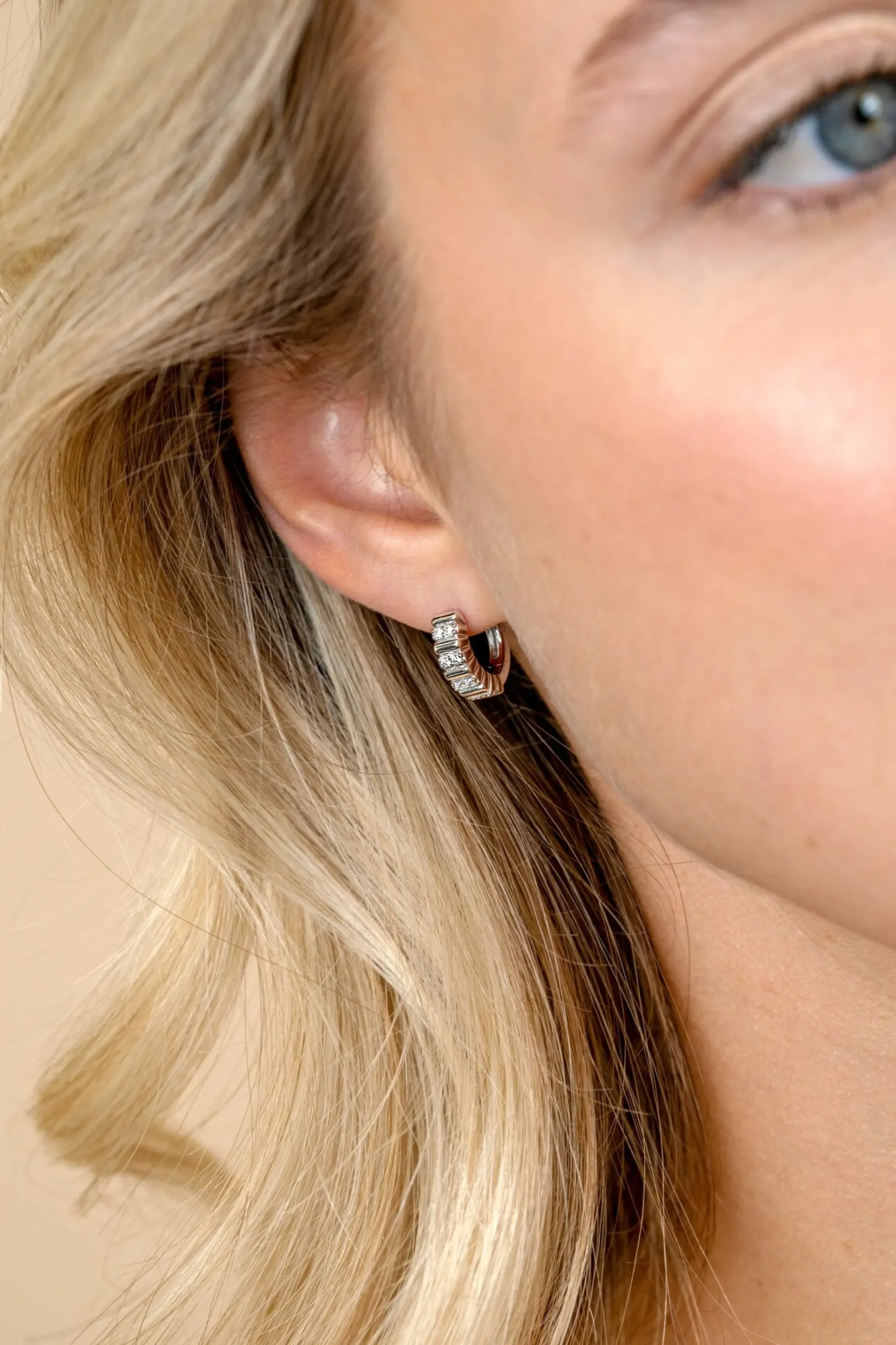 Online Zinzi 13mm zilveren oorringen bezet met witte zirkonia's en luxe klapsluiting ZIO2686