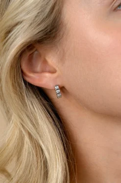 Online Zinzi 13mm zilveren oorringen bezet met witte zirkonia's en luxe klapsluiting ZIO2686