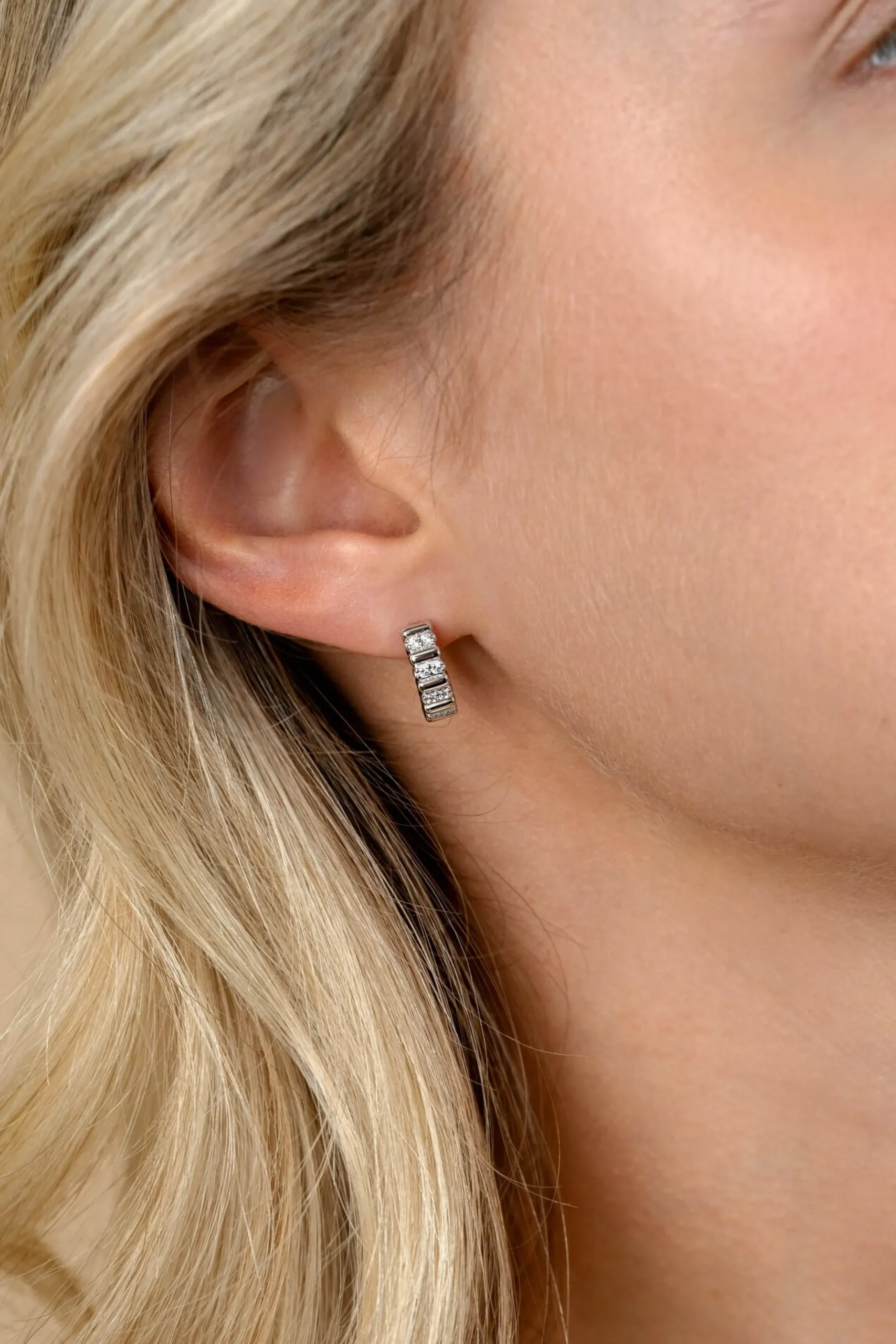 Online Zinzi 13mm zilveren oorringen bezet met witte zirkonia's en luxe klapsluiting ZIO2686