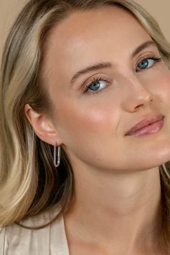 Discount Zinzi 28mm zilveren oorringen in ovale vorm met gedraaide buis en luxe klapsluiting ZIO2693
