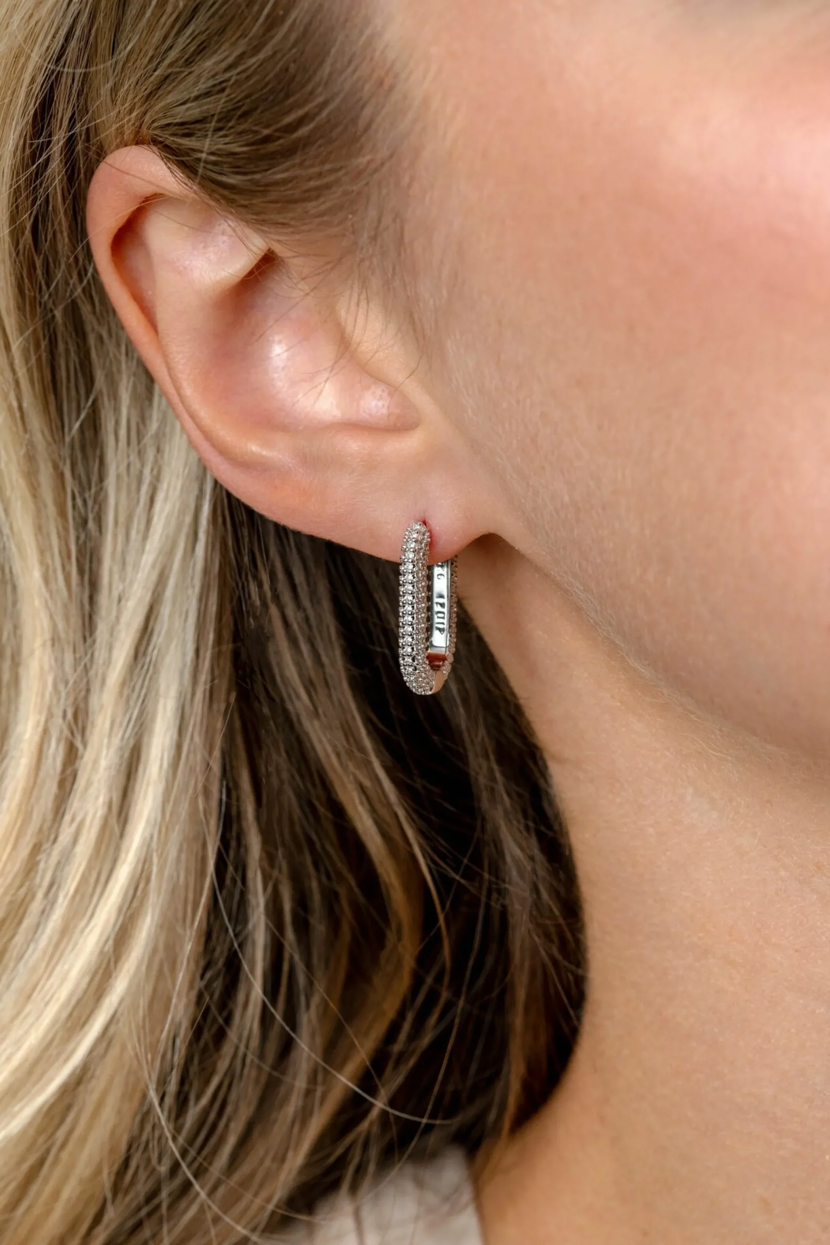 Hot Zinzi 20mm zilveren oorringen in ovale vorm met bolletjes structuur en luxe klapsluiting ZIO2694