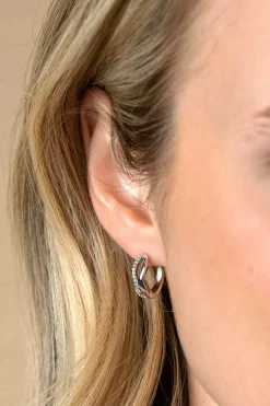 Outlet Zinzi 15mm zilveren oorringen organisch gevormd met twee golvende banen, waarvan één bezet met witte zirconia's, met luxe klapsluiting ZIO2629