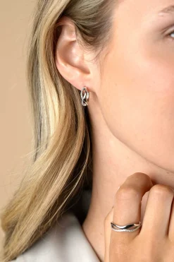 Outlet Zinzi 15mm zilveren oorringen organisch gevormd met twee golvende banen, waarvan één bezet met witte zirconia's, met luxe klapsluiting ZIO2629