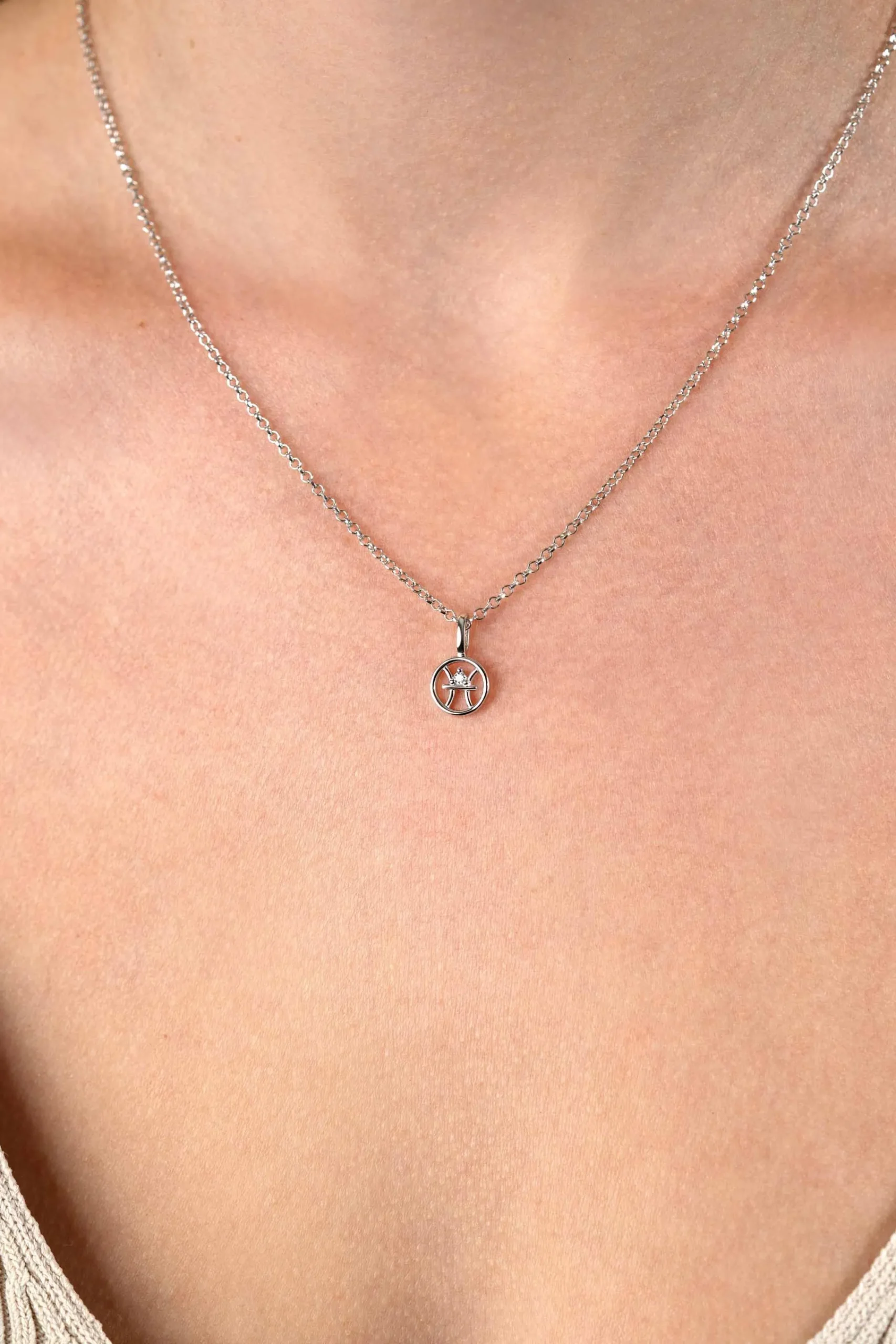 Discount Zinzi 9mm zilveren Vis sterrenbeeldhanger bezet met witte zirconia ZIH-VIS (zonder collier)