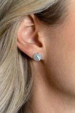 Online Zinzi 9mm zilveren Yin Yang oorstekers, bezet met parelmoer en witte zirconia's. Yin Yang staat symbool voor: balans, harmonie, dynamiek en verbondenheid ZIO2423