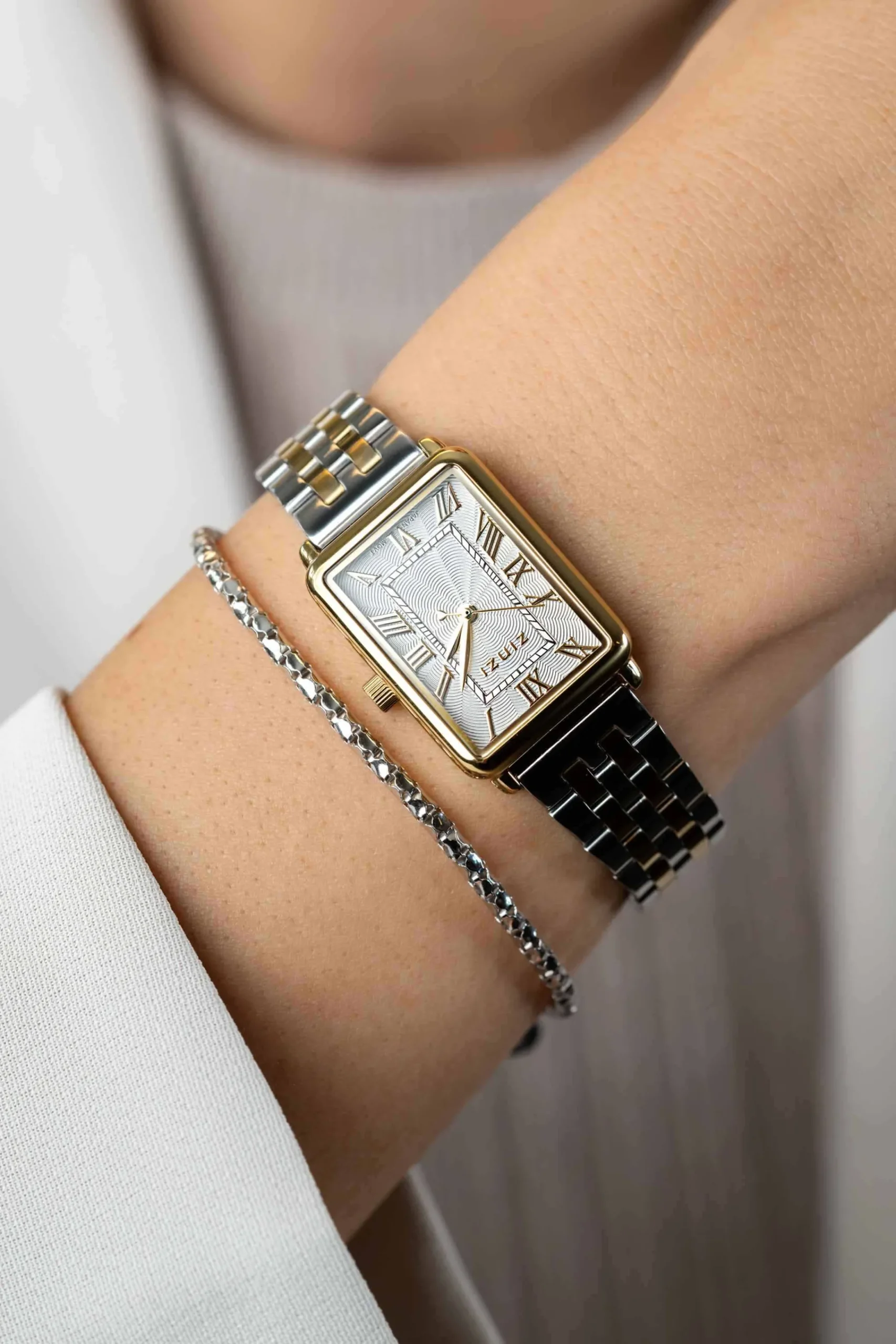Discount Zinzi Elegance bicolor horloge witte wijzerplaat en rechthoekige goudkleurige kast en bicolor stalen schakelband 28mm extra dun ZIW1907