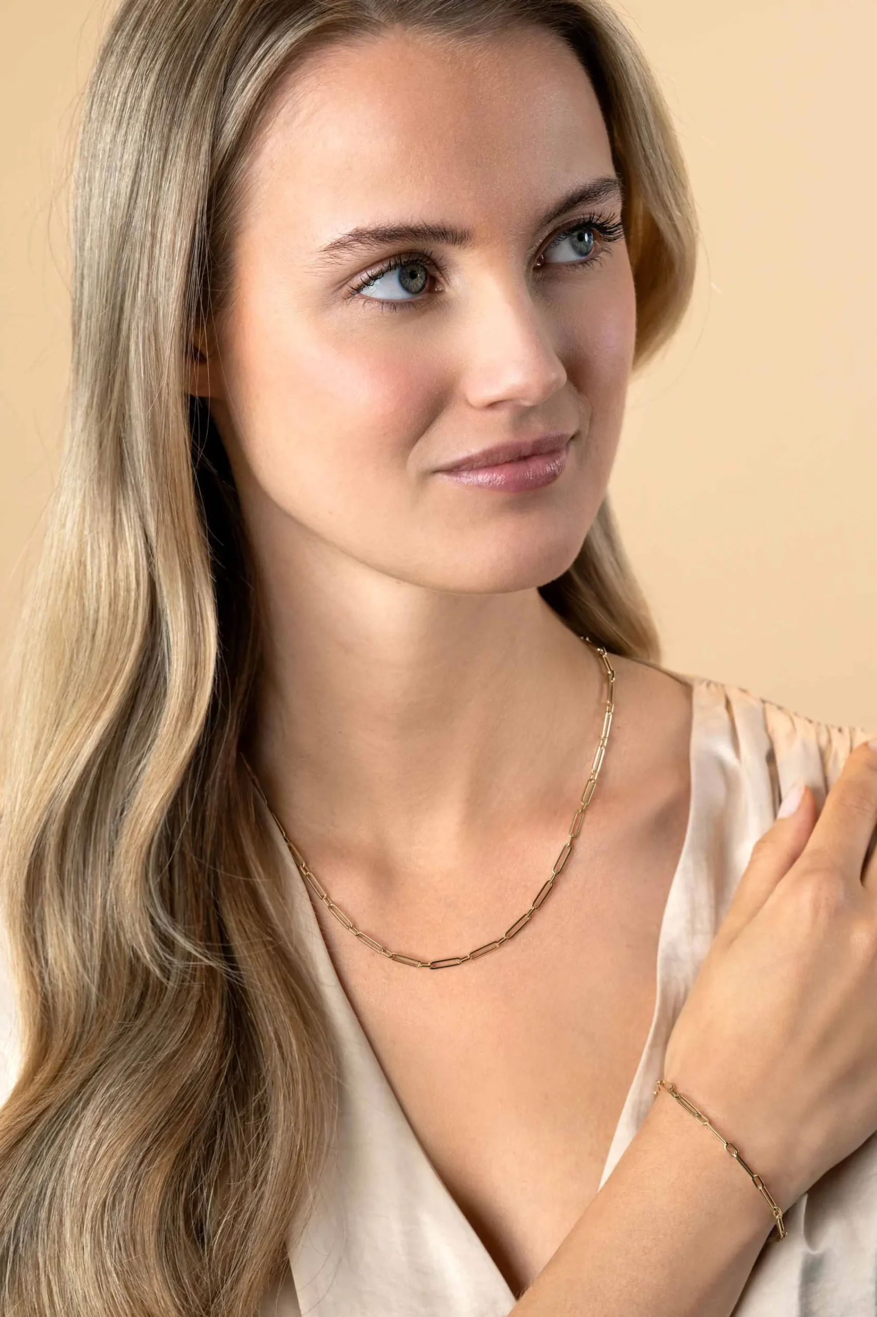 Clearance Zinzi Gold 14 krt gouden armband met trendy paperclip/closed for ever schakels met tussenoog 3mm breed, lengte 19cm ZGA470