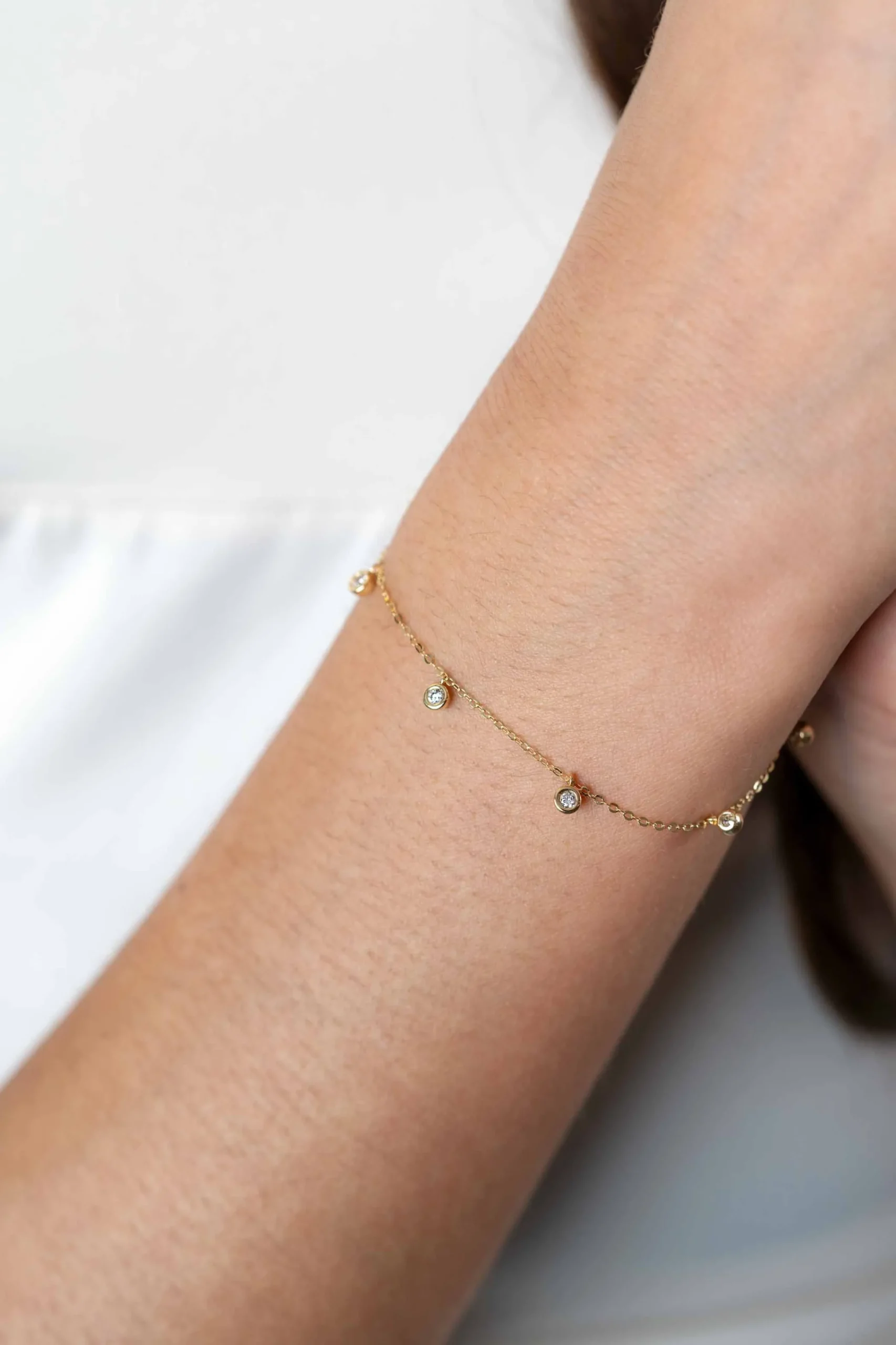 Discount Zinzi Gold 14 krt gouden armband met zeven ronde hangertjes, bezet met witte zirconia's 15,5-18,5cm ZGA451
