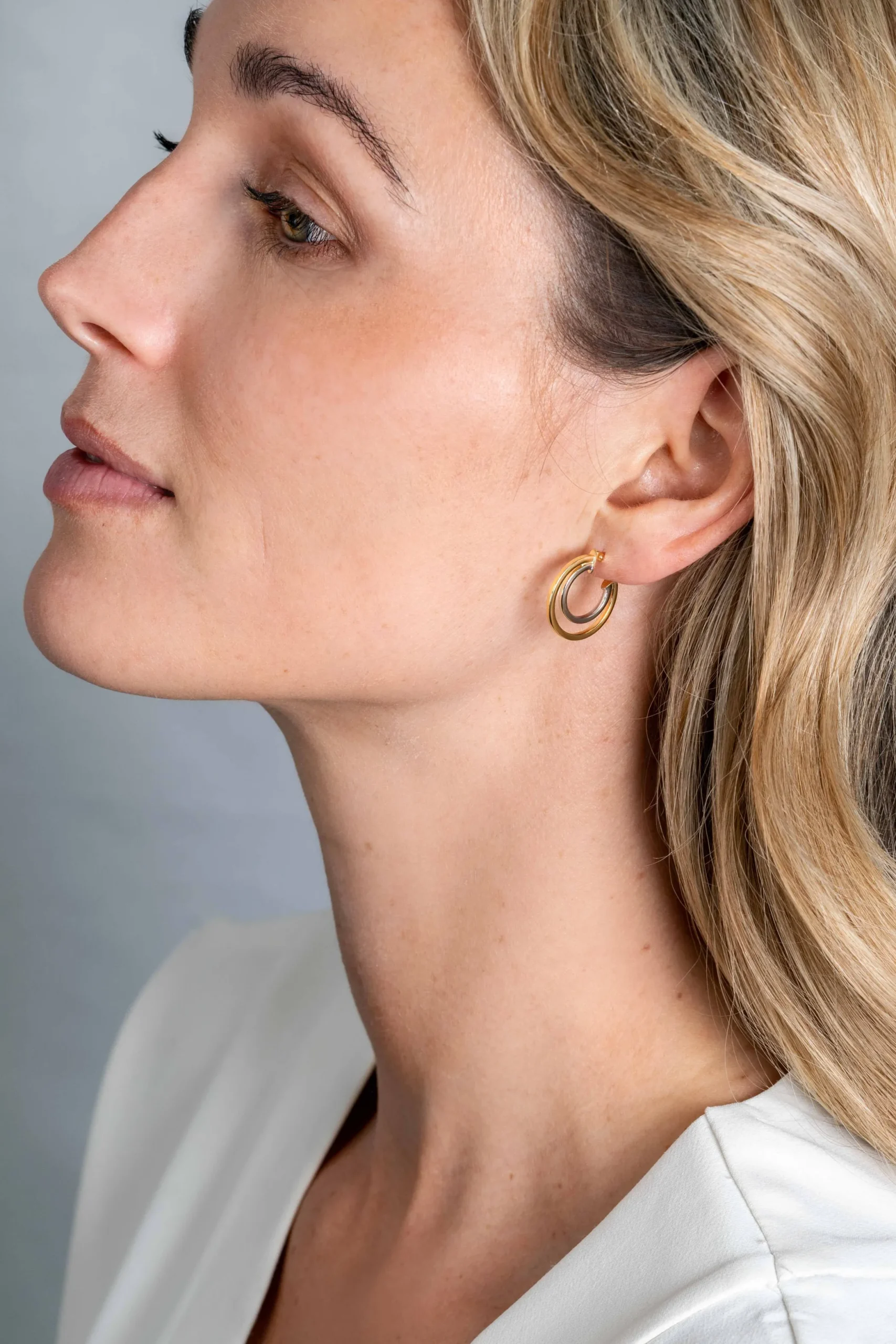 Outlet Zinzi Gold 14 krt gouden bicolor oorringen 18mm, met multi-look uitstraling. Met een vierkante buis van 1,5mm breed ZGO335