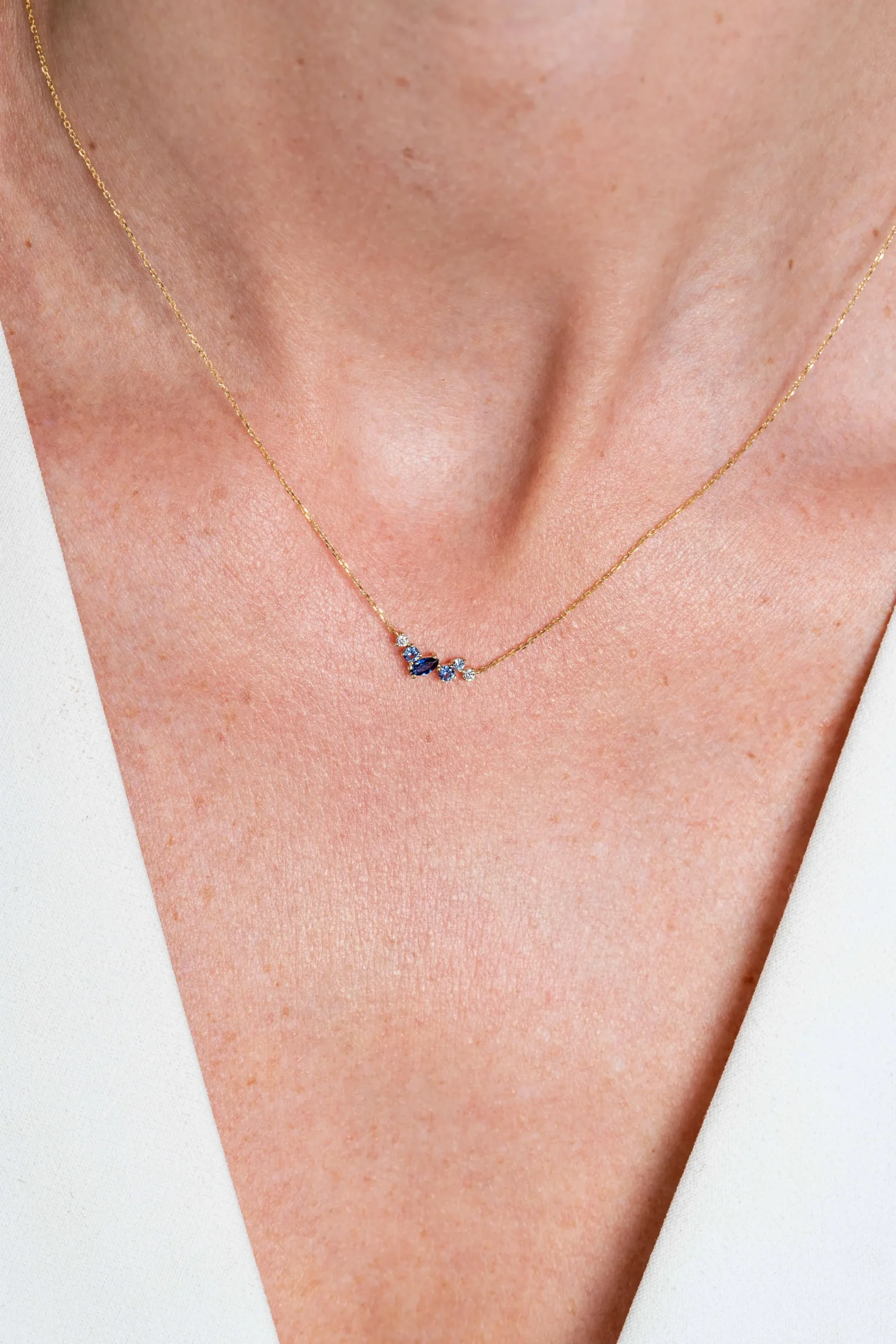 Online Zinzi Gold 14 krt gouden ketting 45cm, in het midden bezet met fijne witte, lichtblauwe en donkerblauwe zirconia's ZGC381