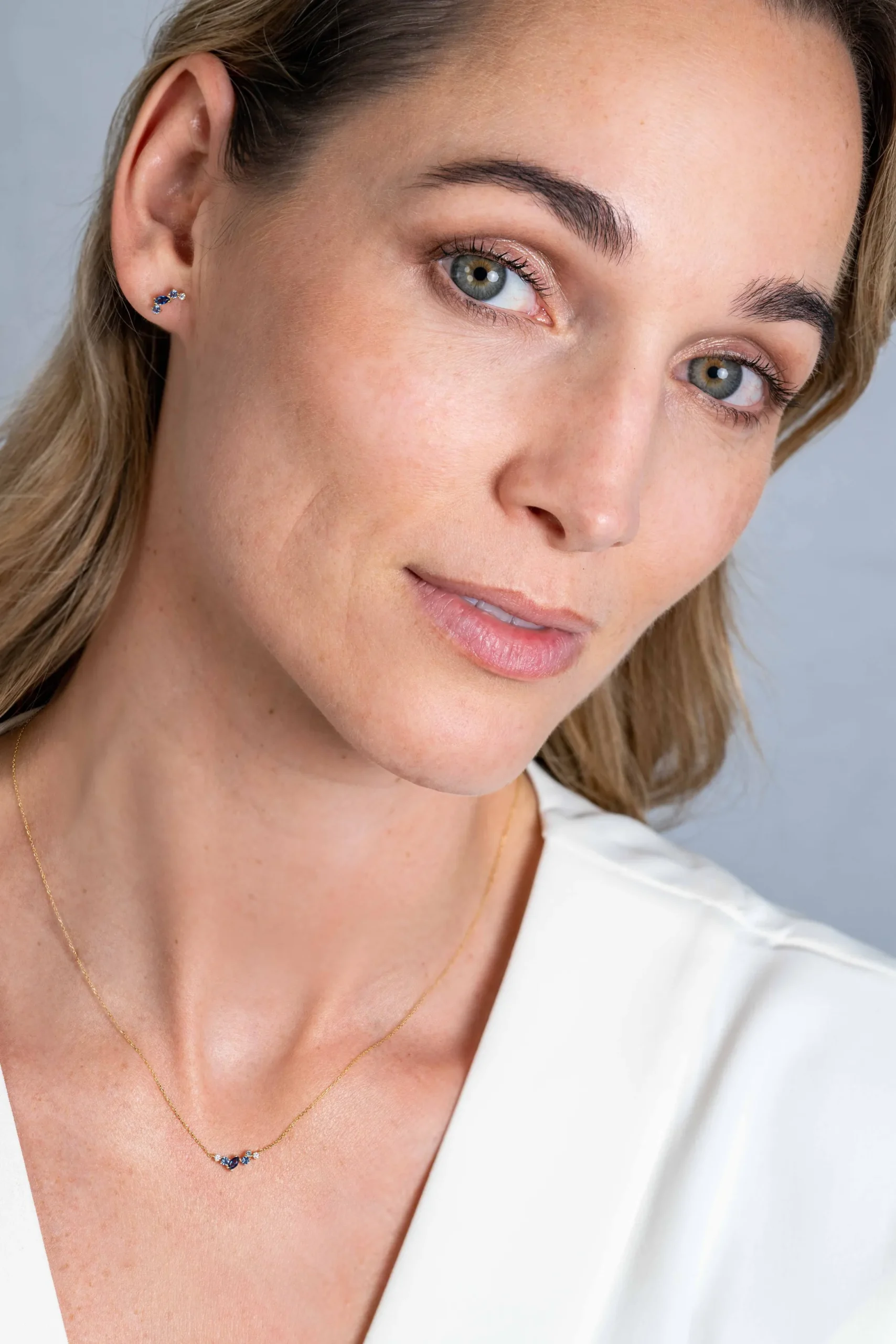 Online Zinzi Gold 14 krt gouden ketting 45cm, in het midden bezet met fijne witte, lichtblauwe en donkerblauwe zirconia's ZGC381