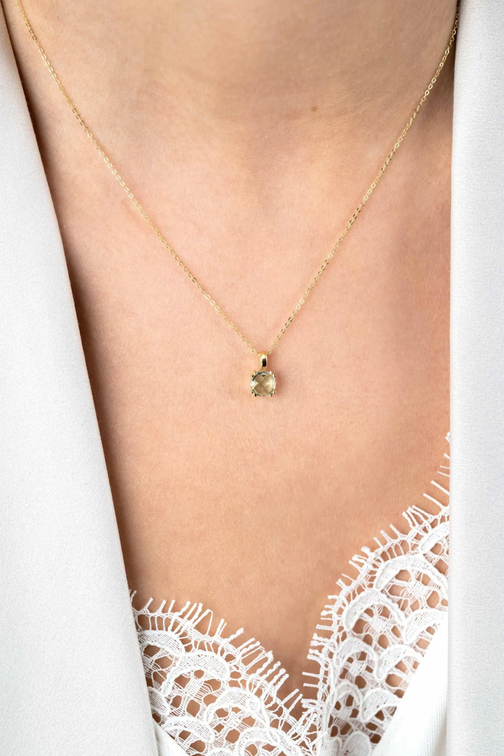 Best Zinzi Gold 14 krt gouden ketting 45cm met chique vierkante hanger 12 mm, bezet met lichtgroen amethist ZGC376