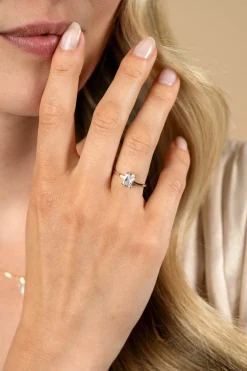 Hot Zinzi Gold 14 krt gouden ring bezet met een rechthoekige witte zirkonia in vierpootzetting ZGR509
