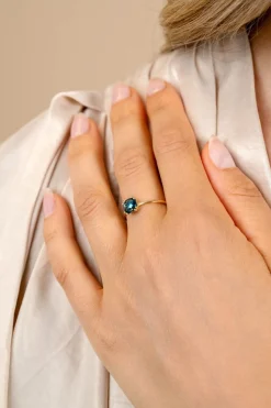 New Zinzi Gold 14 krt gouden ring waarbij een Londen topaas (6mm) is gezet in een vierkante chatonzetting ZGR537
