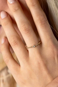Best Zinzi Gold 14 krt gouden ring met gedraaide scheen en bezet met een ronde witte zirconia in bolletjes zetting van 3mm ZGR481