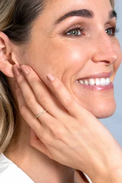 Best Zinzi Gold 14 krt gouden ring 1,7mm breed met 40 witte zirconia's gezet in railzetting ZGR373