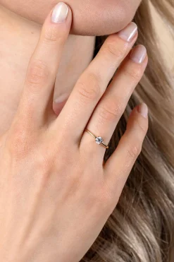 Online Zinzi Gold 14 krt gouden ring bezet met een ronde witte zirconia in vierpootszetting (4mm) ZGR385