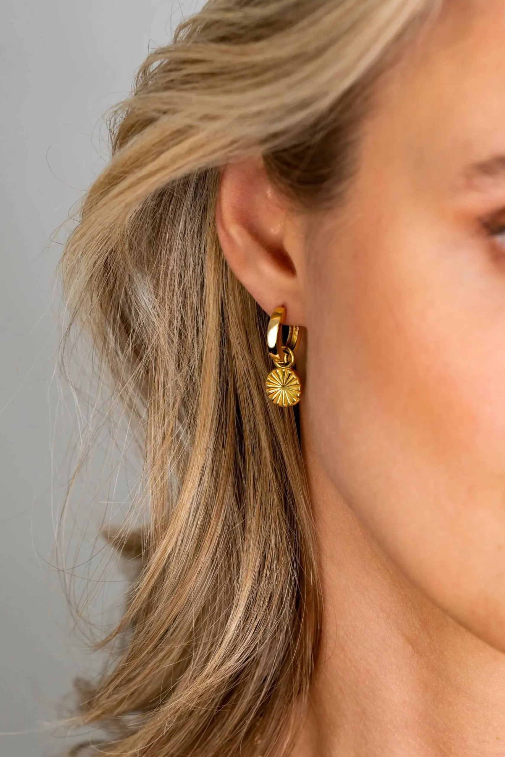 Hot Zinzi gold plated zilveren oorbedels zon met zonnestralen 10mm ZICH2296 (zonder oorringen)