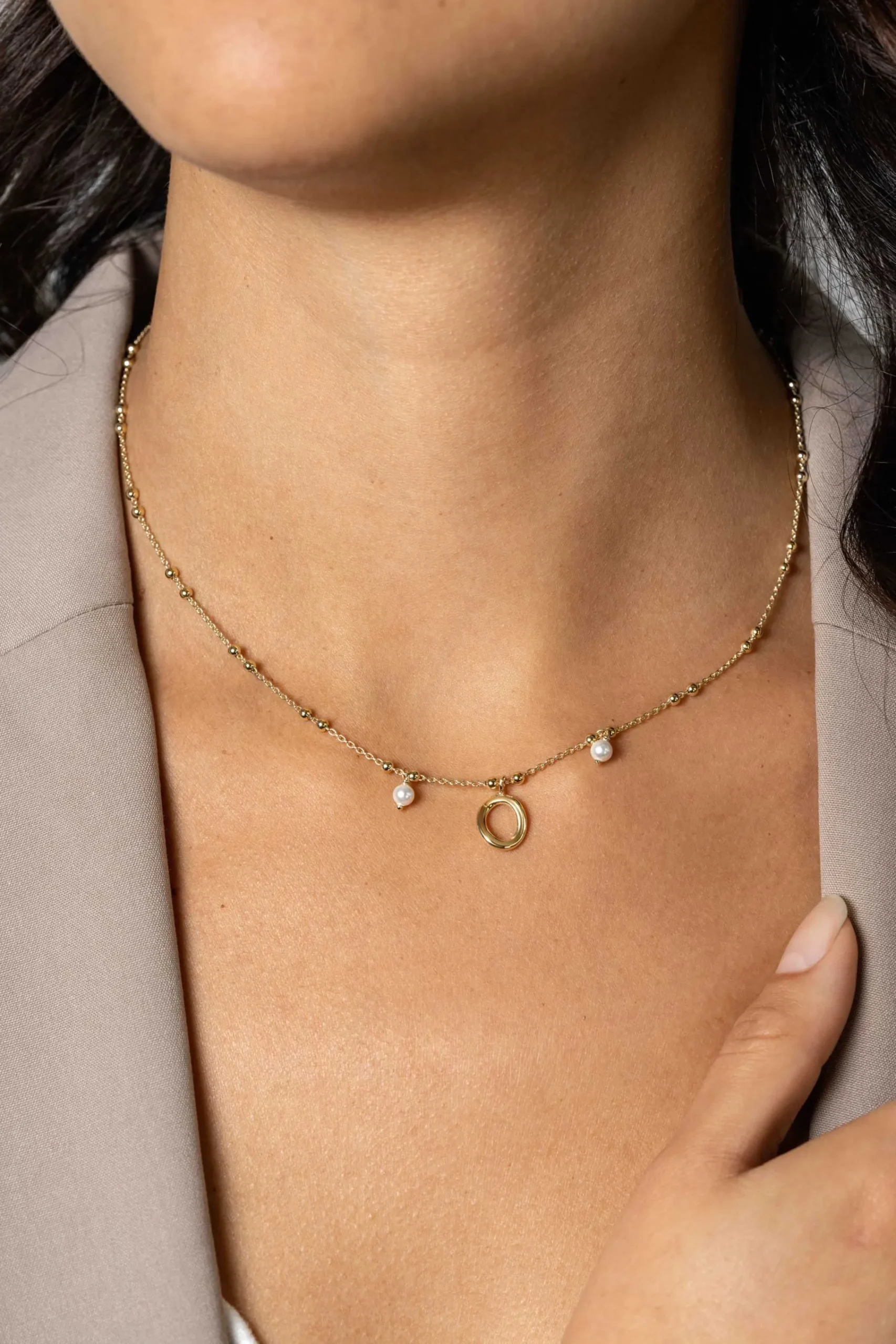 Clearance Zinzi gold plated zilveren fantasie ketting met kleine bolletjes, twee bungelende witte pareltjes en organische open vorm in het midden 42-45cm ZIC2405