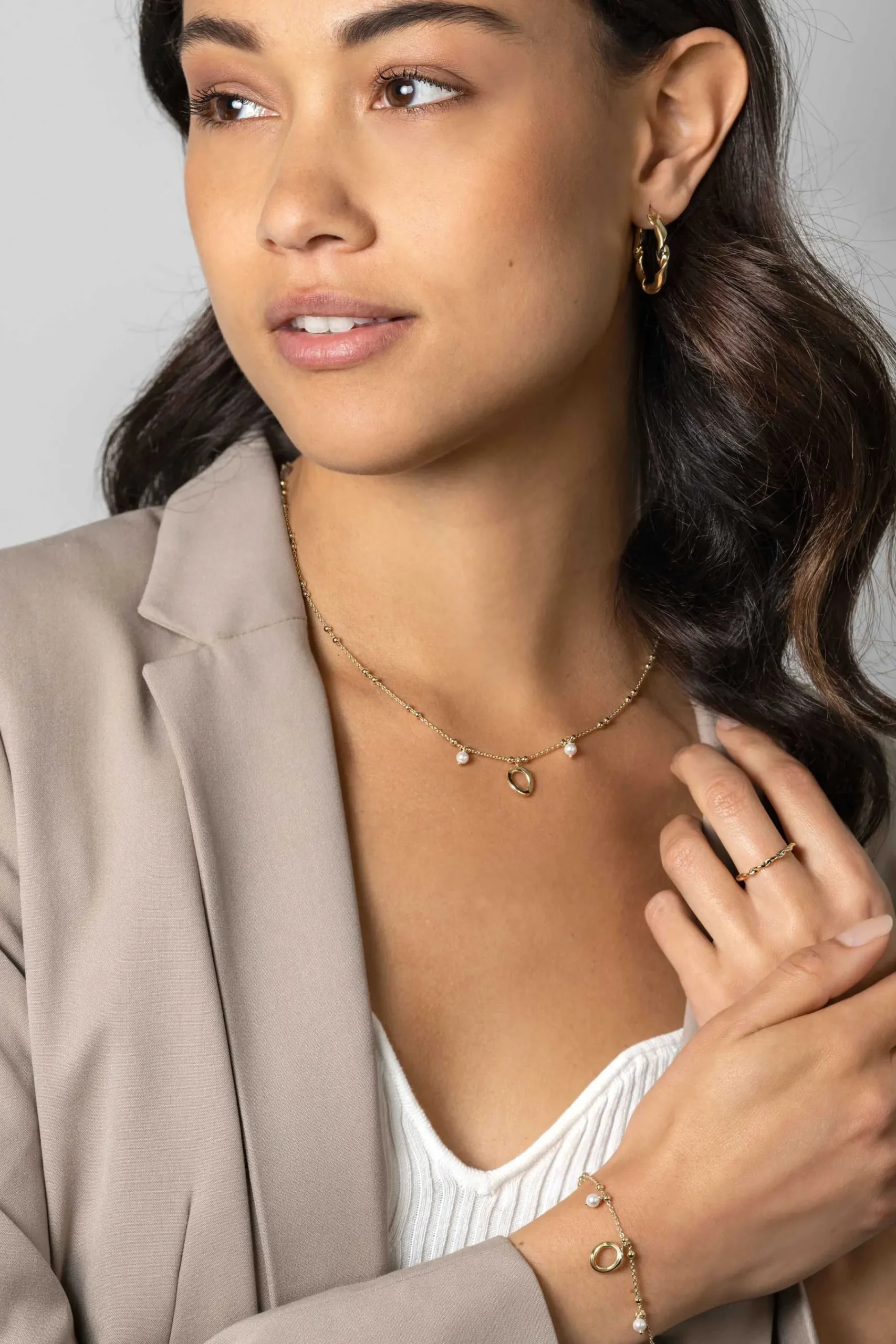 Clearance Zinzi gold plated zilveren fantasie ketting met kleine bolletjes, twee bungelende witte pareltjes en organische open vorm in het midden 42-45cm ZIC2405