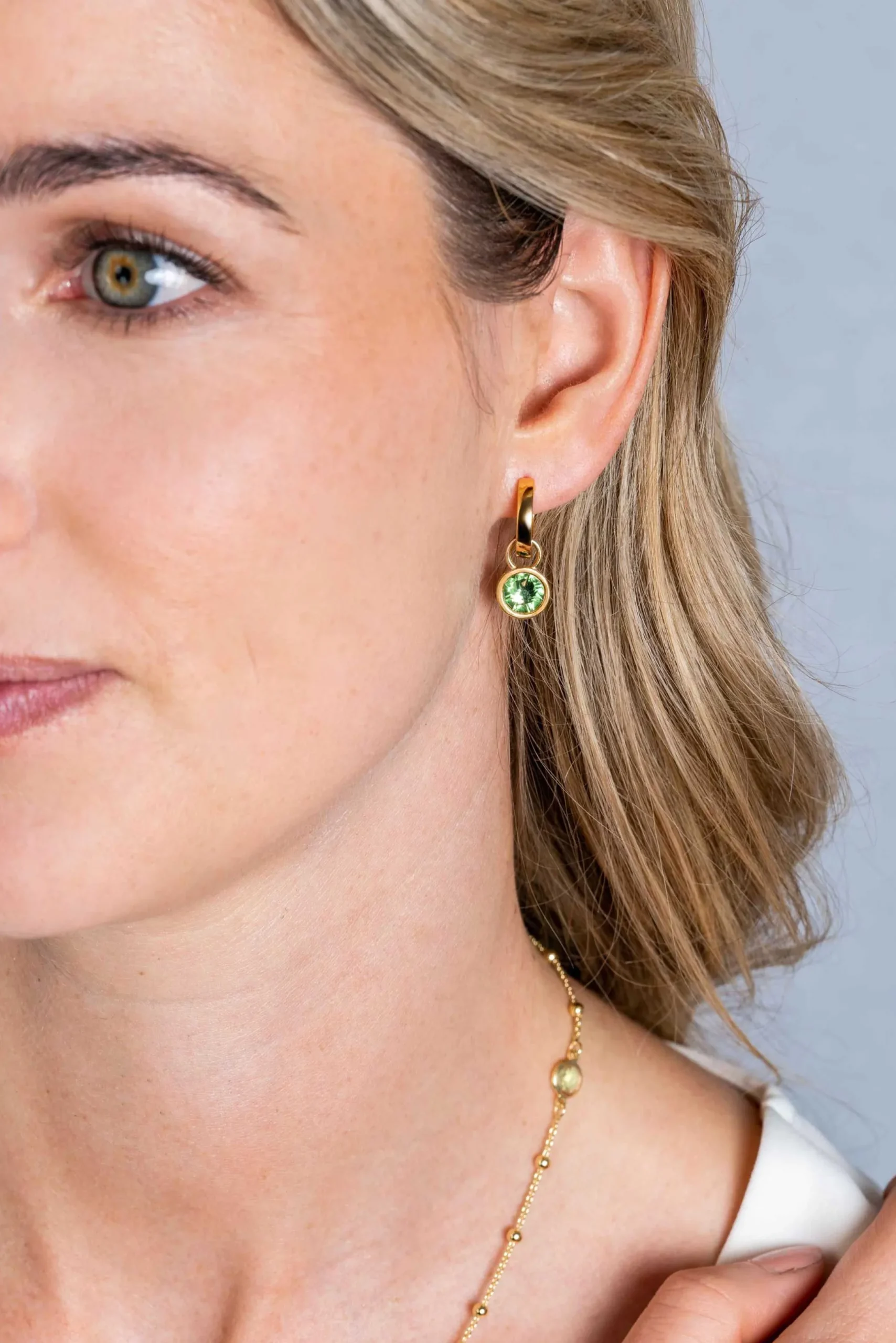 Hot Zinzi gold plated zilveren oorbedels dubbelzijdig groen wit Swarovski crystals 9mm ZICH1006G (zonder oorringen)