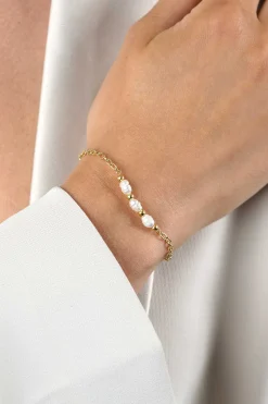 Online Zinzi gold plated zilveren schakelarmband met drie witte natuurlijk gevormde zoetwaterparels in het midden 17-19cm ZIA2643