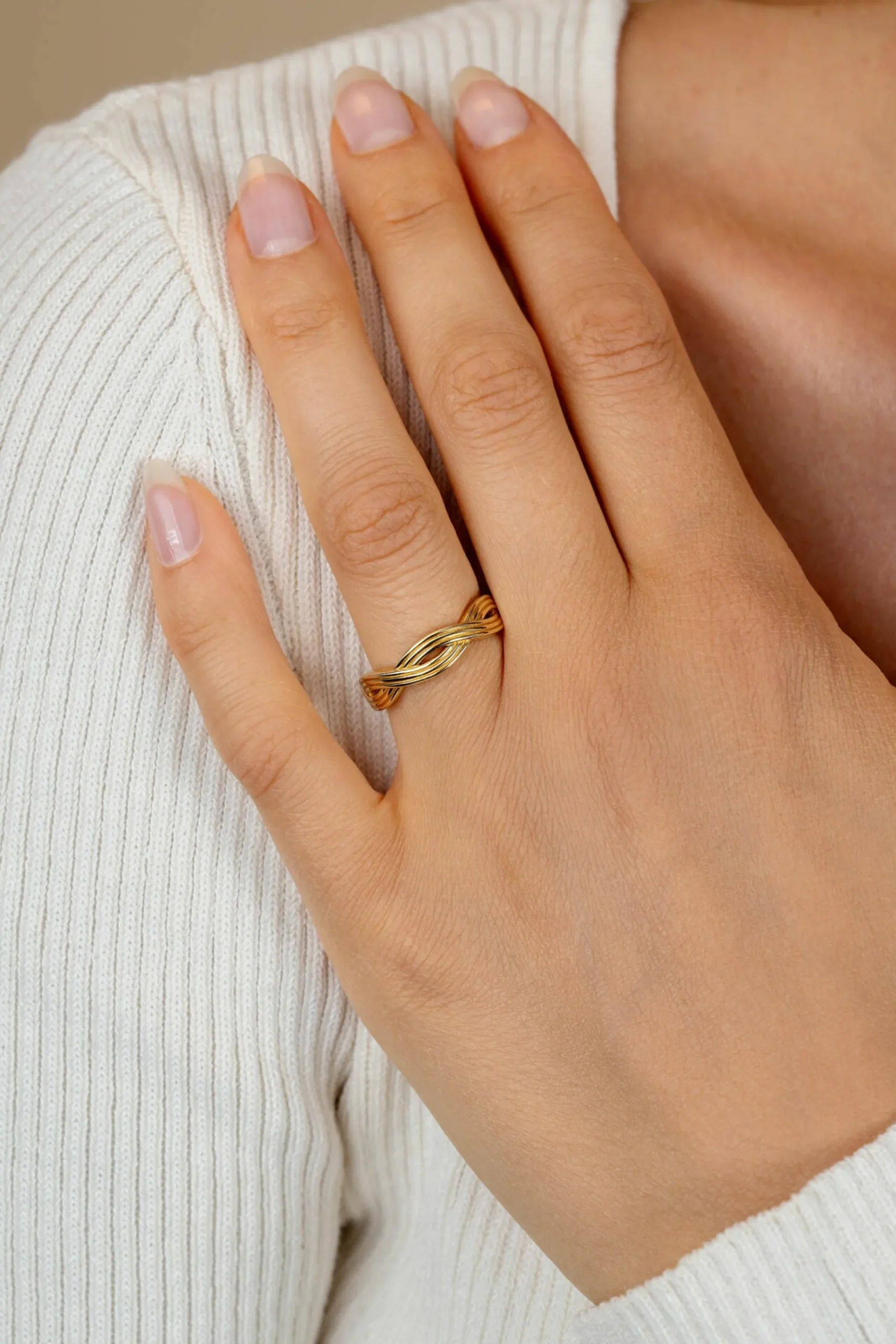 New Zinzi gold plated zilveren ring (5mm breed) met een gevlochten Infinity teken in lijnen motief ZIR2684