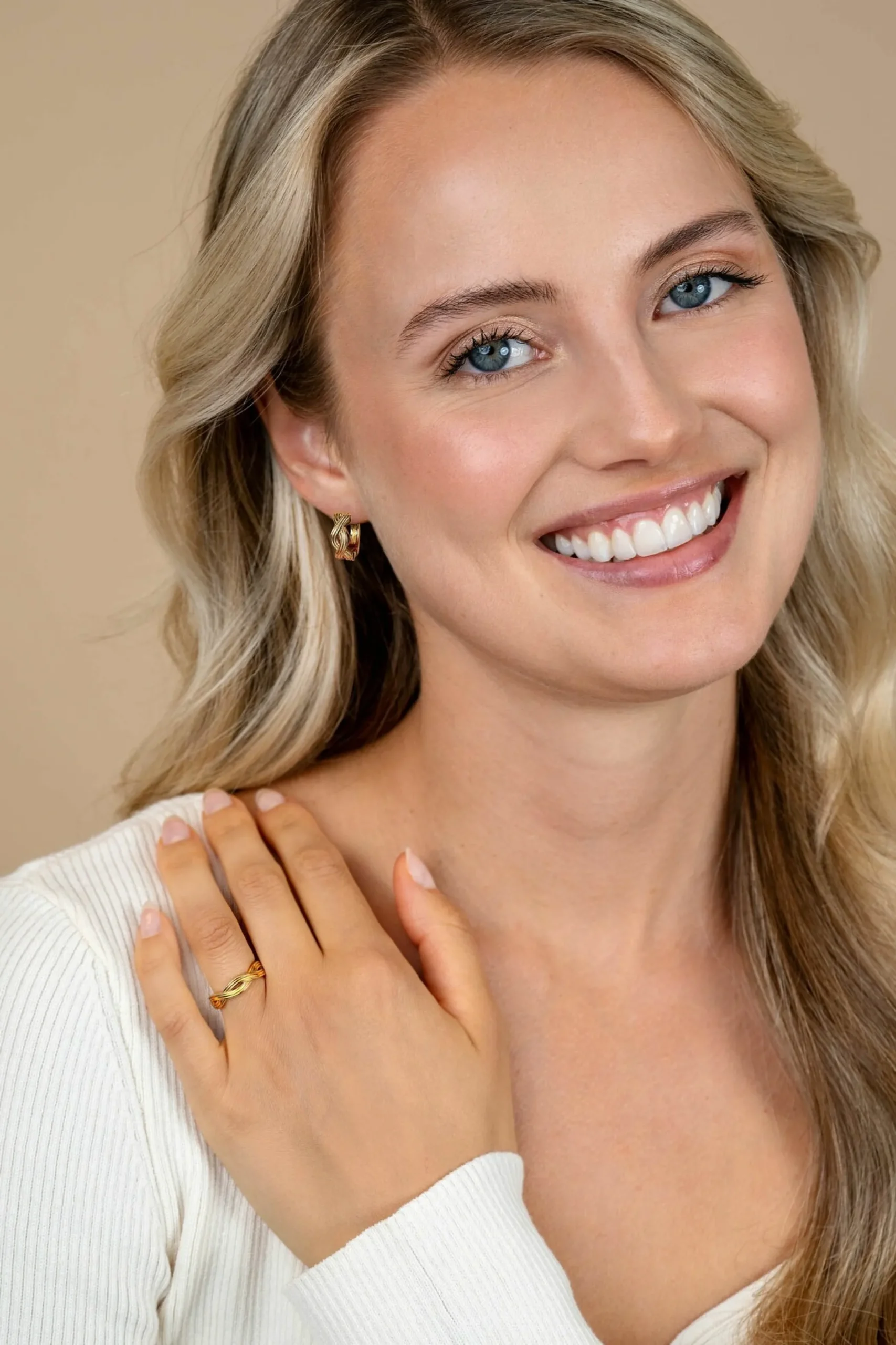 New Zinzi gold plated zilveren ring (5mm breed) met een gevlochten Infinity teken in lijnen motief ZIR2684