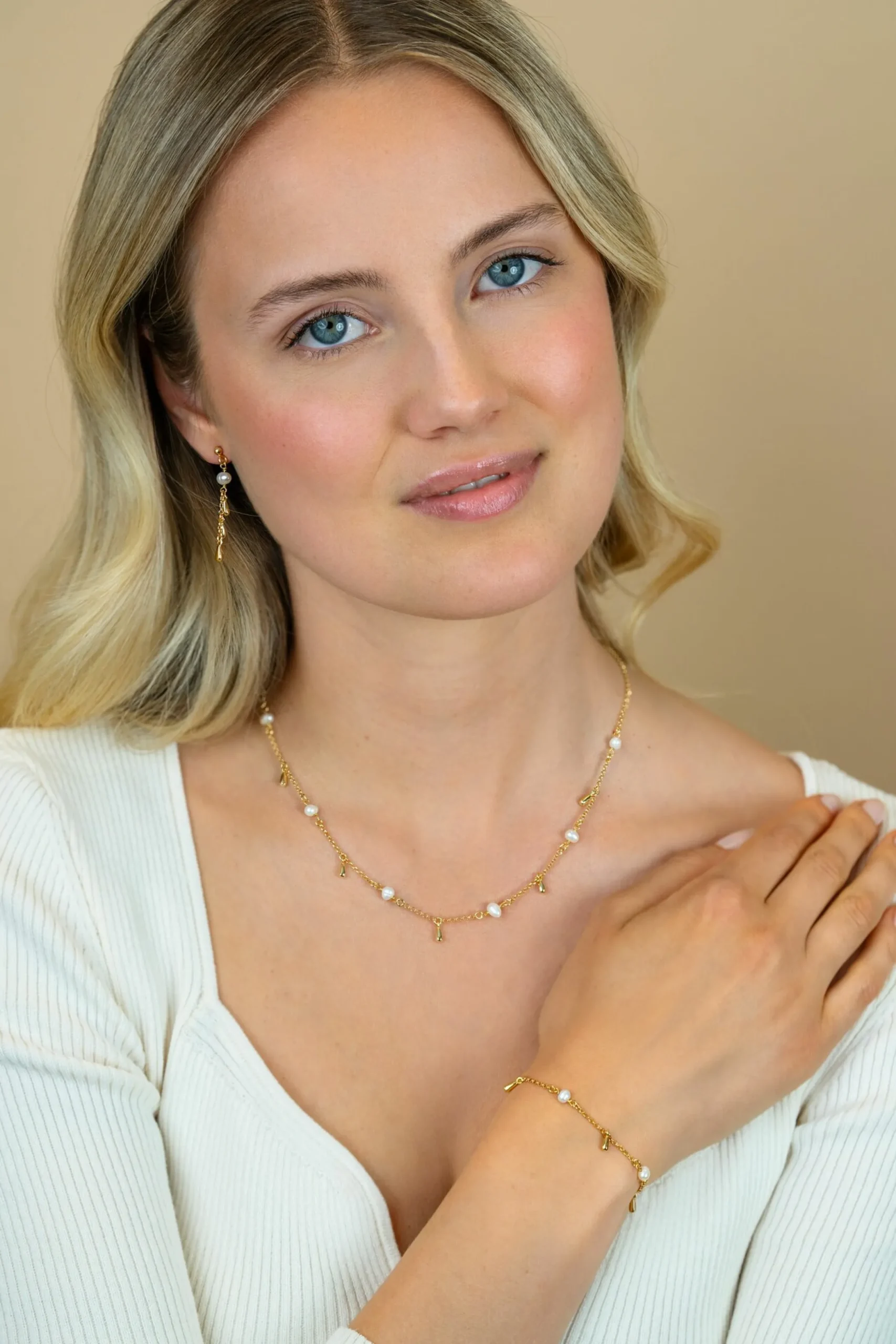 Zinzi gold plated zilveren armband met witte zoetwaterparels en druppeltjes ZIA2753