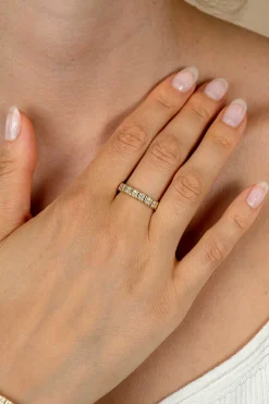 Online Zinzi gold plated zilveren ring (4mm breed) bezet met witte zirkonia's ZIR2686Y