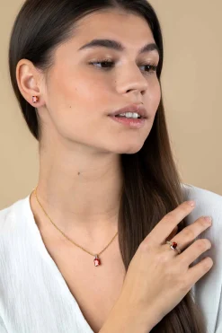 Outlet Zinzi gold plated zilveren luxe ring met rechthoekige rood granaat kleursteen in een vierpoots-zetting. De scheen heeft een multilook uitstraling ZIR2392R
