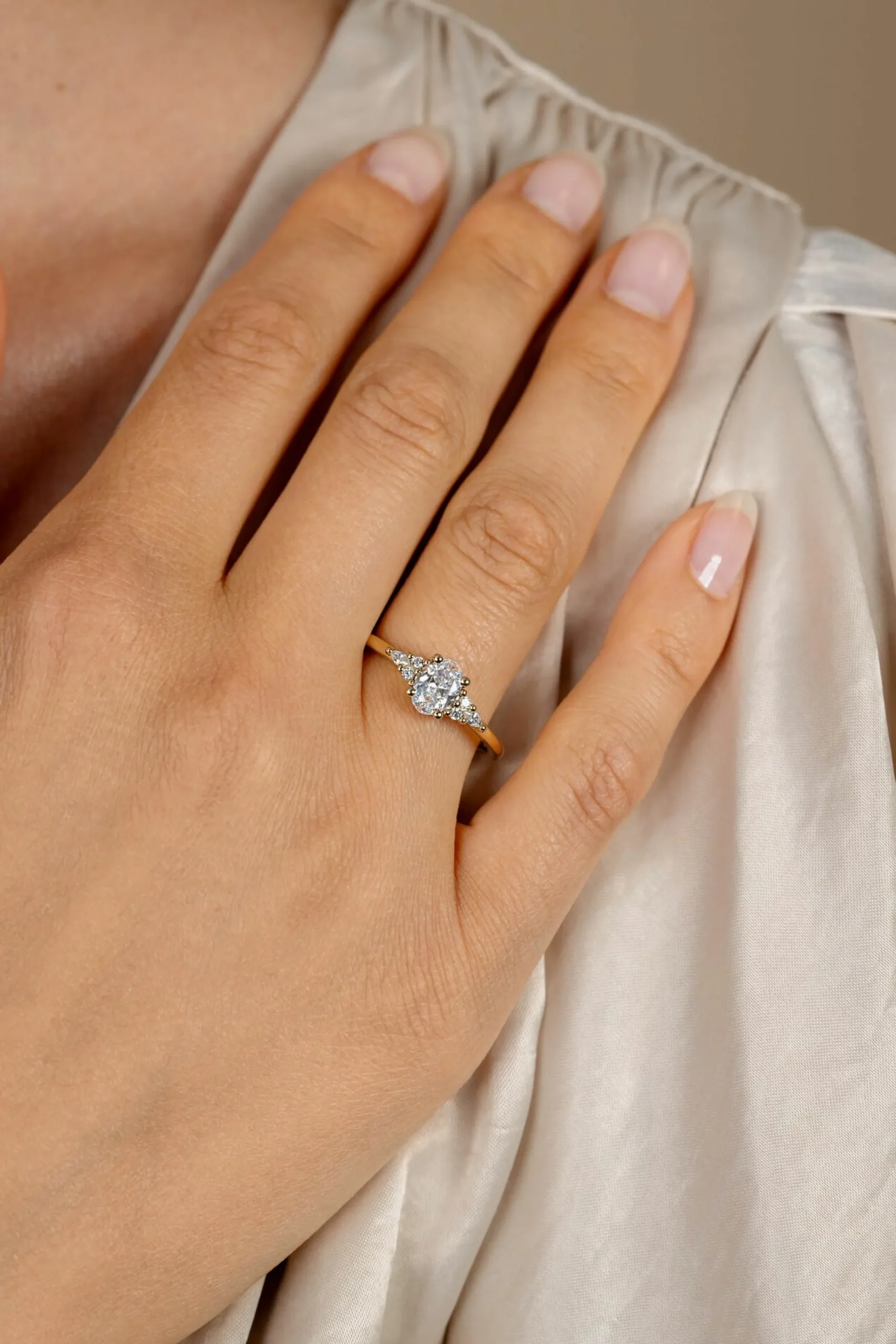 Best Zinzi gold plated zilveren verlovingsring met grote ovale witte zirkonia (7mm) en kleinere zirkonia's, met klein hartje aan de zijkant ZIR2698Y