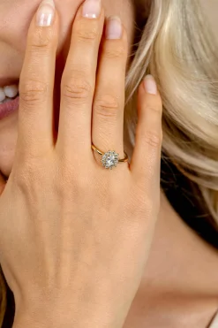 Sale Zinzi gold plated zilveren entourage verlovingsring met een grote ovale witte zirkonia (11mm) en klein hartje aan de zijkant ZIR2699Y