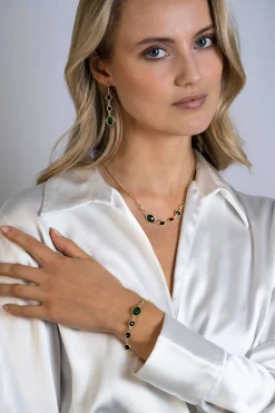 Zinzi gold plated zilveren schakel ketting 45cm met drie ronde zettingen zwart en ovale zetting groen 42-45cm ZIC2389