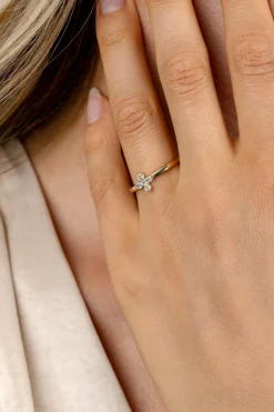 Hot Zinzi gold plated zilveren ring met bloem (7,5mm), bezet met vier druppelvormige witte zirconia's ZIR2624