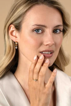 Hot Zinzi gold plated zilveren ring met bloem (7,5mm), bezet met vier druppelvormige witte zirconia's ZIR2624