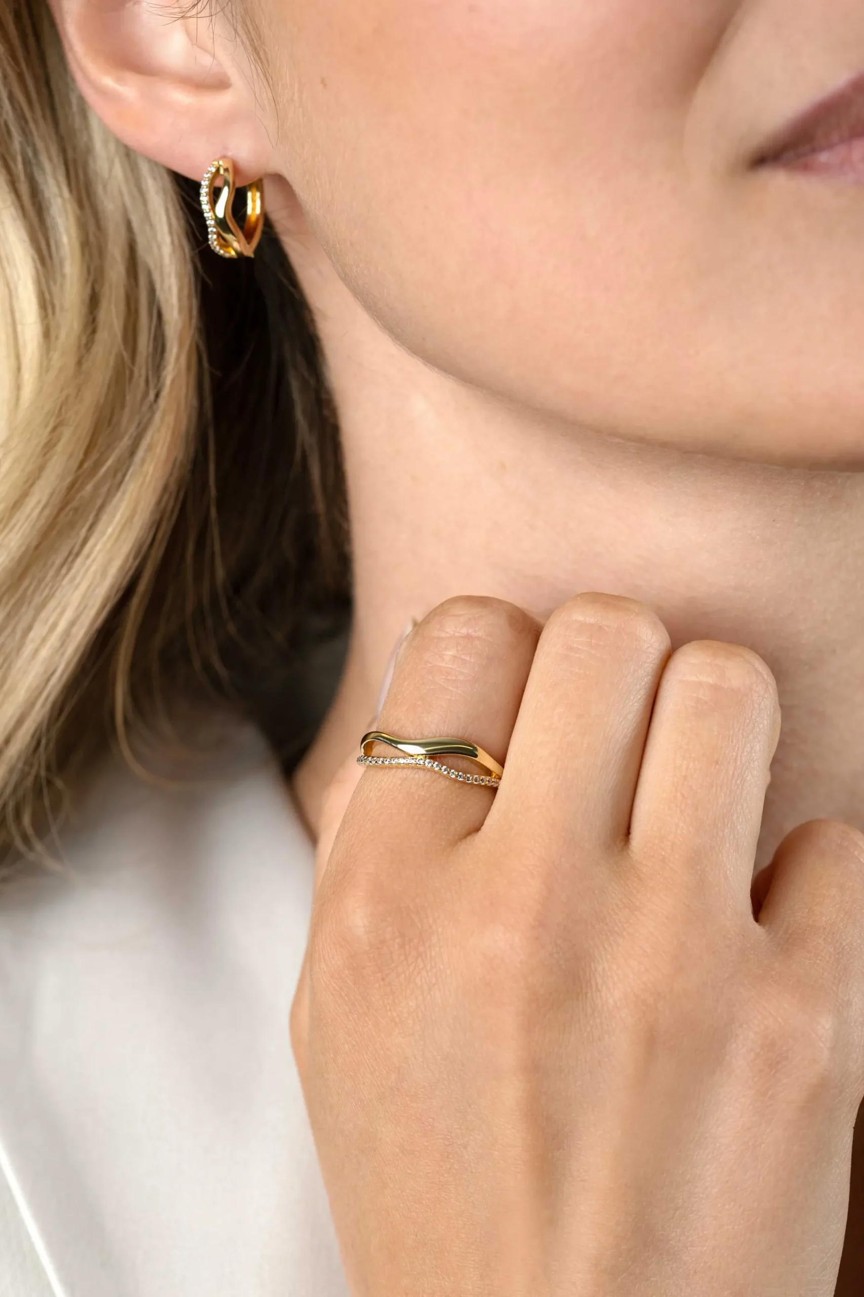 Clearance Zinzi gold plated zilveren multilook ring (6mm breed) organisch gevormd met twee golvende banen, waarvan één bezet met witte zirconia's ZIR2629Y