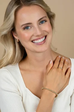 Online Zinzi gold plated zilveren bangle armband 4mm breed, bezet met witte zirkonia's 60mm ZIA2686Y