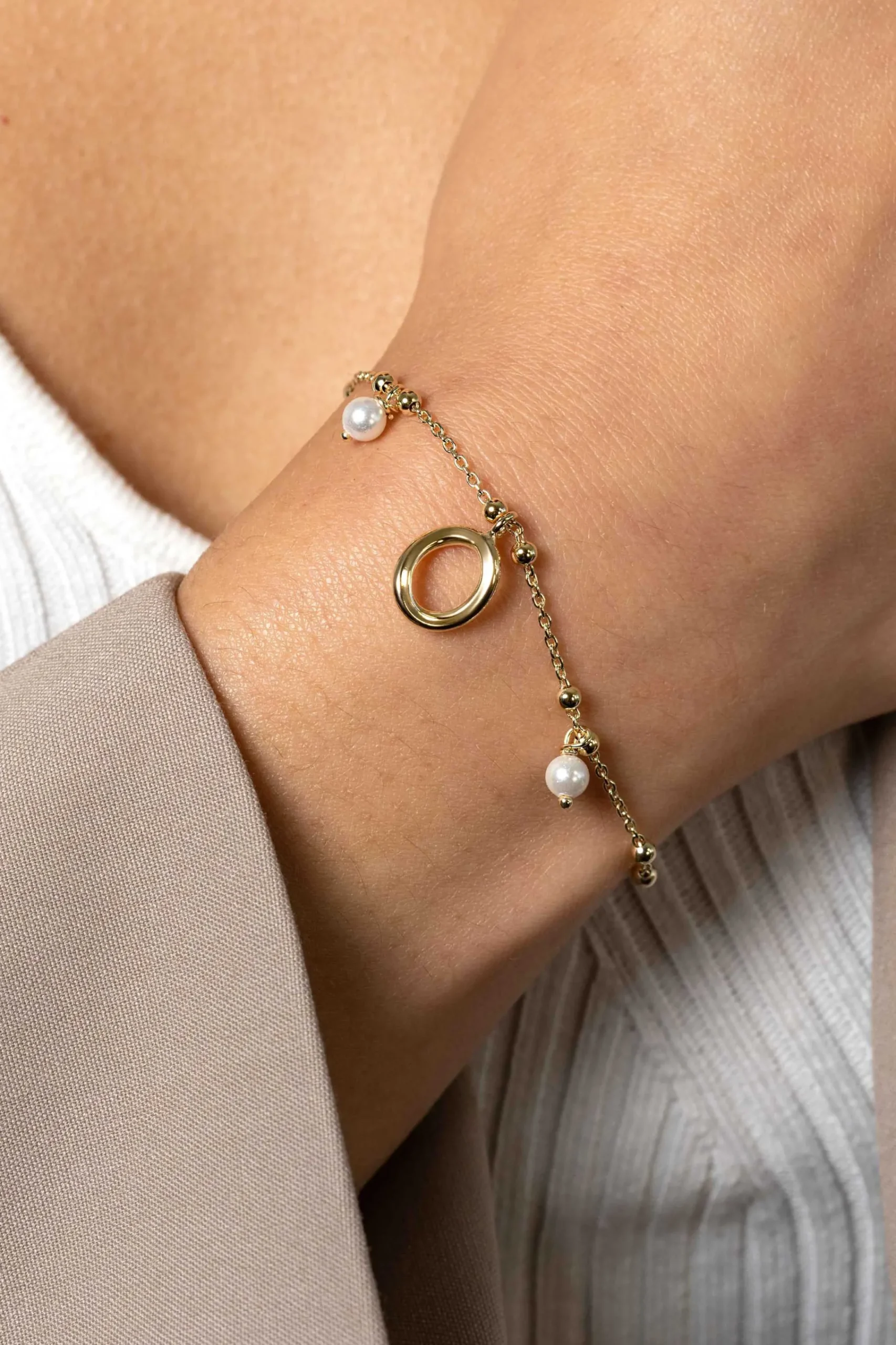 Discount Zinzi gold plated zilveren fantasie armband met 15 kleine bolletjes, twee bungelende witte pareltjes en met speelse organische open vorm in het midden 17-20cm ZIA2405