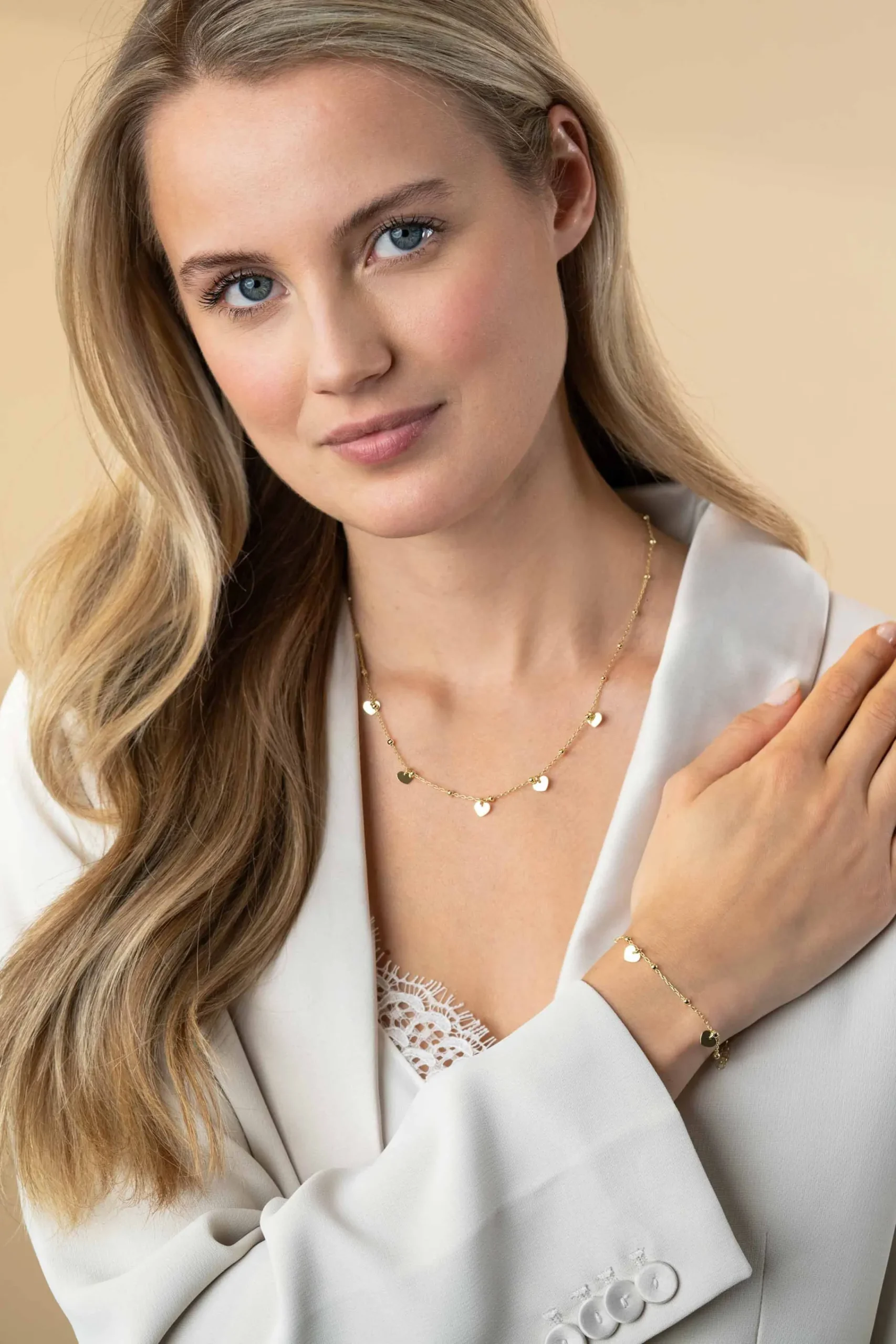 Clearance Zinzi gold plated zilveren schakelarmband met bolletjes en drie gladde hartjes 17-20cm ZIA2531G
