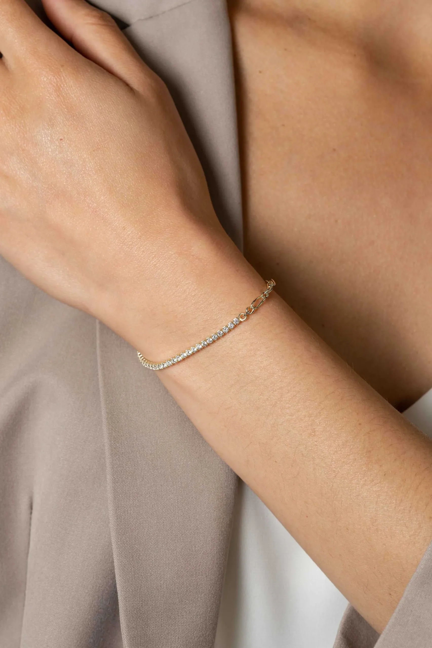 Outlet Zinzi gold plated zilveren fantasie schakel armband (2,3mm breed) waarbij de ene helft bezet is met witte zirconia's 17-20cm ZIA2460Y