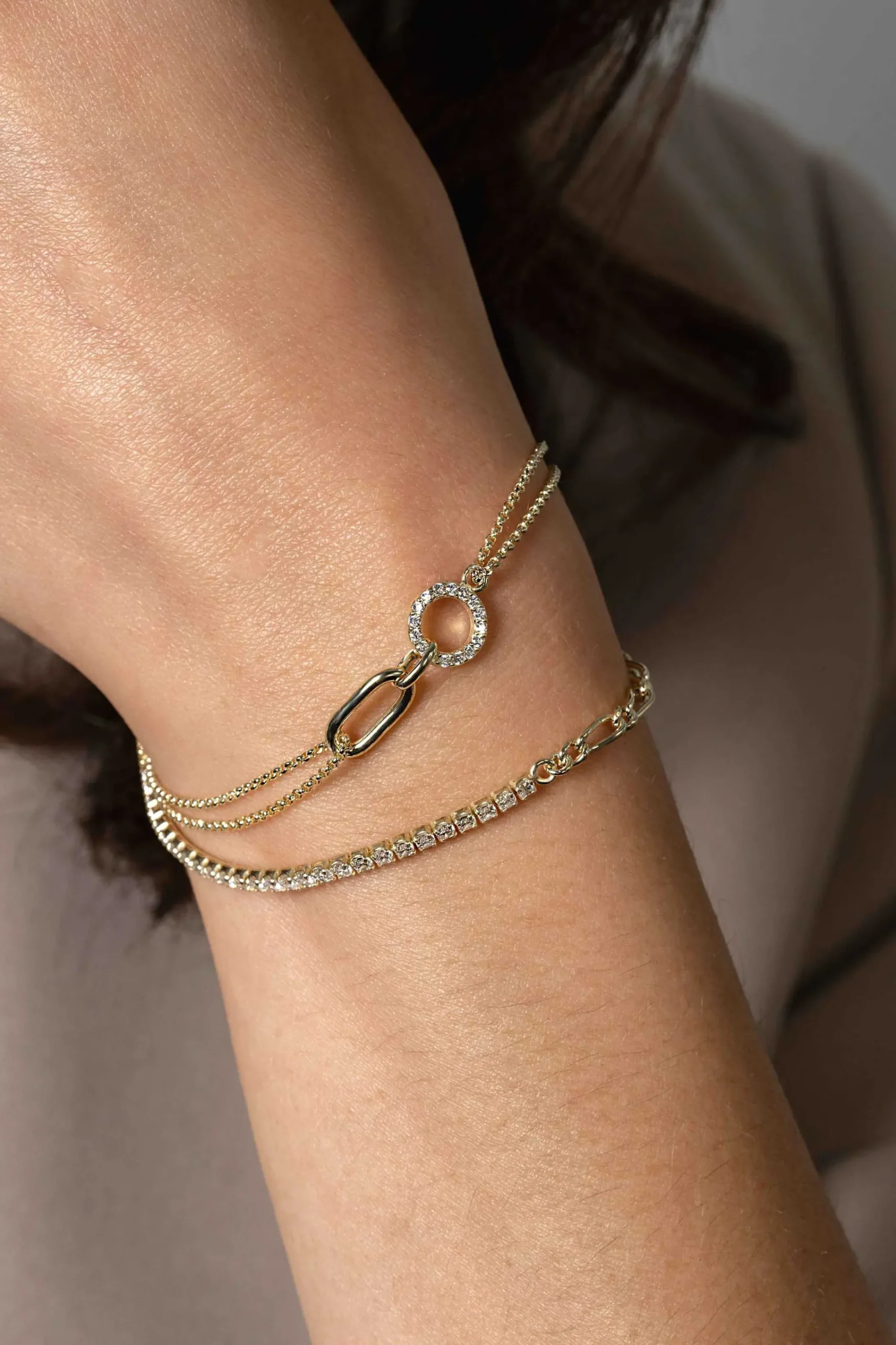 Outlet Zinzi gold plated zilveren fantasie schakel armband (2,3mm breed) waarbij de ene helft bezet is met witte zirconia's 17-20cm ZIA2460Y