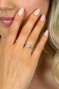 Best Zinzi gold plated zilveren verlovingsring met een grote ronde witte zirkonia (6,5mm) in vierpootszetting en klein hartje aan de zijkant ZIR2696Y
