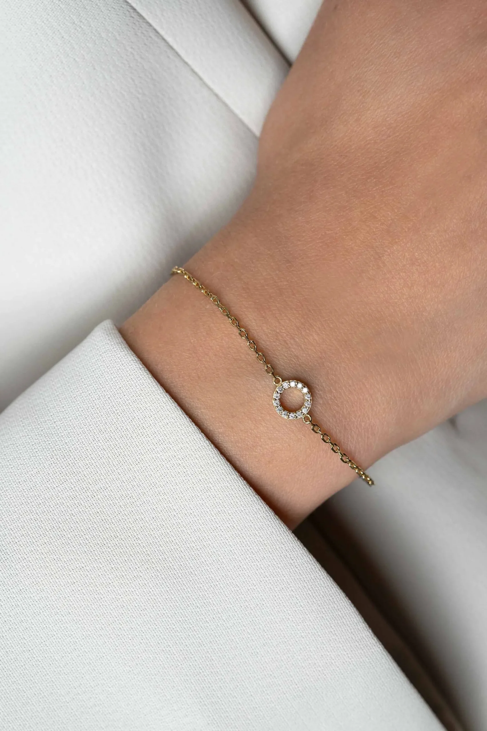 Zinzi gold plated zilveren armband met open rondje (7,5mm) bezet met witte zirconia's 16,5-19,5cm ZIA2550Y