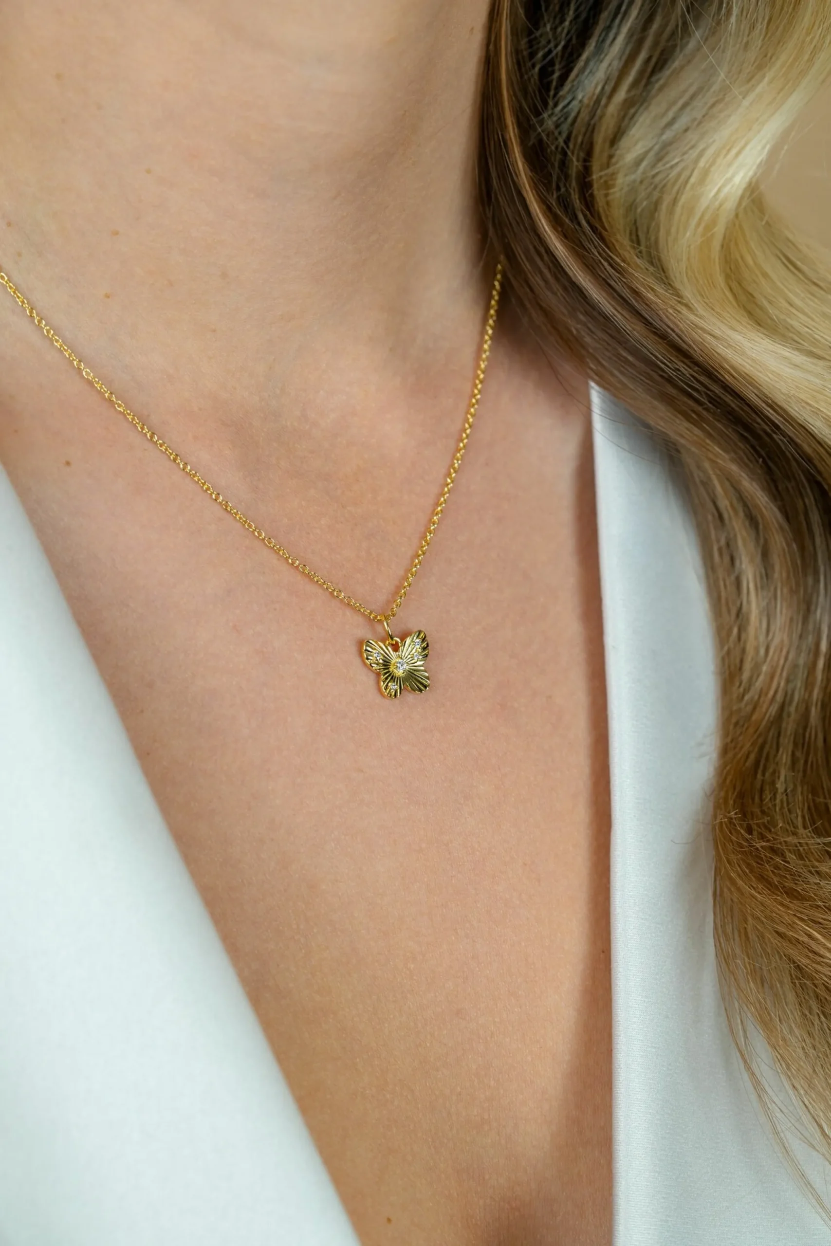 Online Zinzi gold plated zilveren ketting 42-45cm met vlinder hanger, bezet met witte zirkonia's ZIC2742