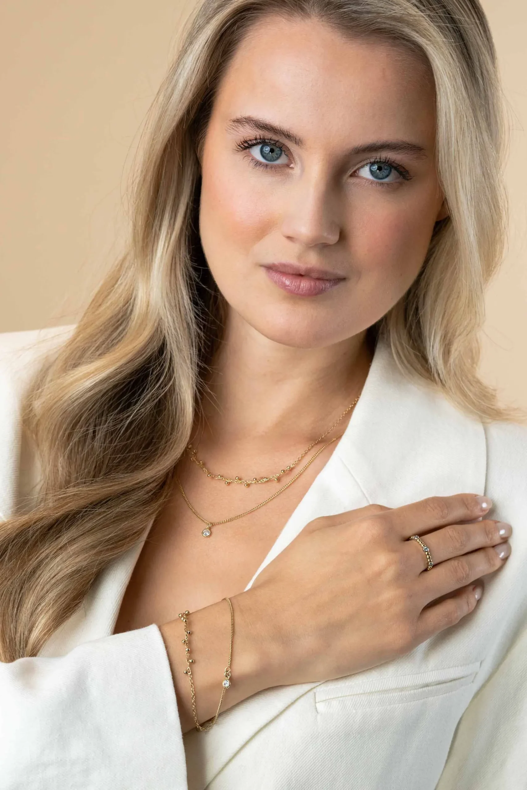 Clearance Zinzi gold plated zilveren aanschuifring met bolletjes scheen en drie ronde zettingen bezet met witte zirconia ZIR2569