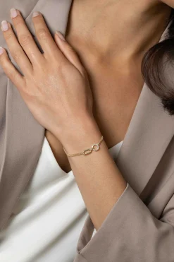 Online Zinzi gold plated zilveren multi-look armband met twee kettinkjes, verbonden aan een ovale schakel en open rondje bezet met witte zirconia's 17-20cm ZIA2463Y