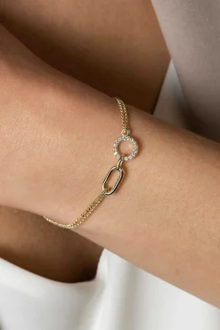 Online Zinzi gold plated zilveren multi-look armband met twee kettinkjes, verbonden aan een ovale schakel en open rondje bezet met witte zirconia's 17-20cm ZIA2463Y